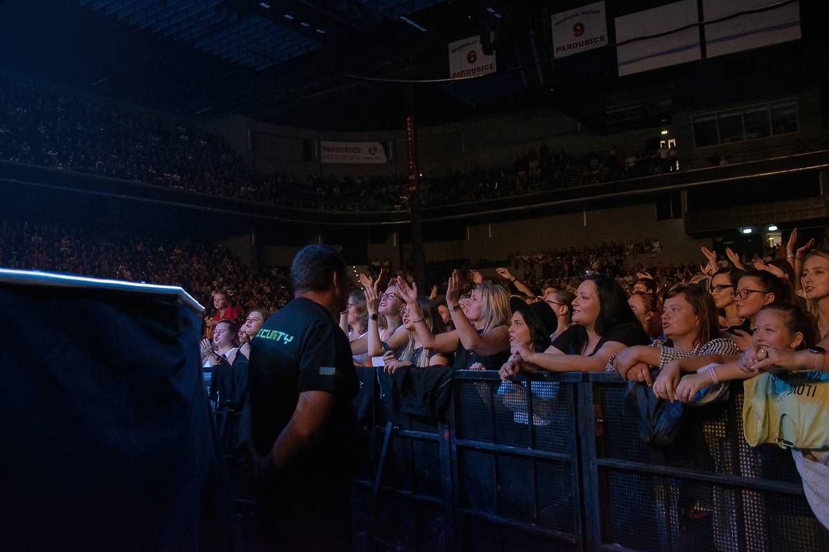 Marek Ztracený v Pardubicích spadl z pódia, i přes zranění přivedl publikum do varu