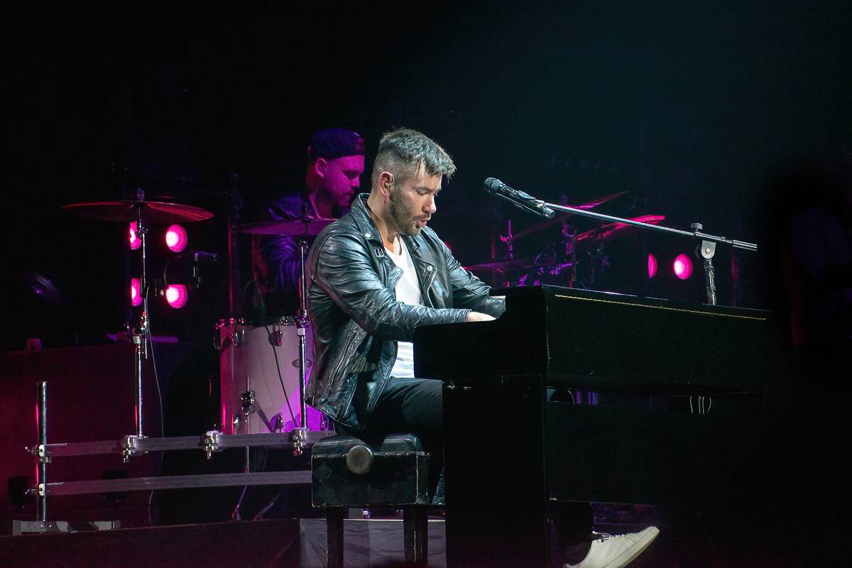 Marek Ztracený v Pardubicích spadl z pódia, i přes zranění přivedl publikum do varu