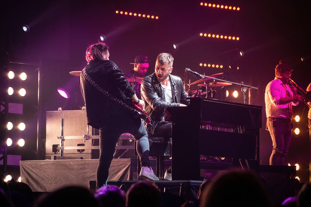 Marek Ztracený v Pardubicích spadl z pódia, i přes zranění přivedl publikum do varu