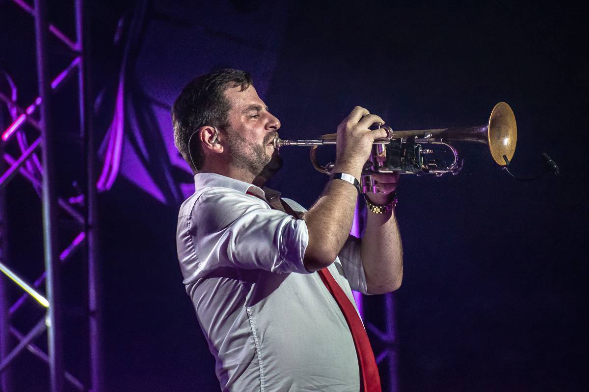 Marek Ztracený v Pardubicích spadl z pódia, i přes zranění přivedl publikum do varu