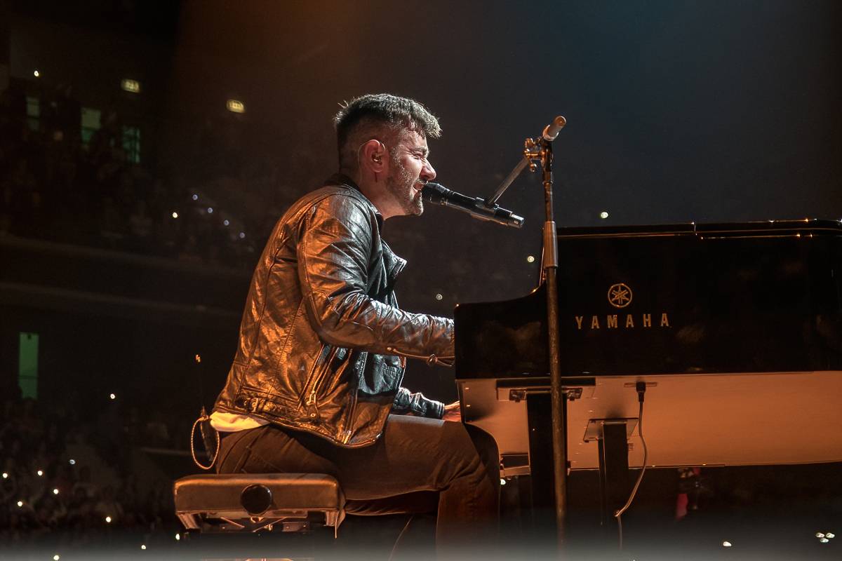 Marek Ztracený v Pardubicích spadl z pódia, i přes zranění přivedl publikum do varu