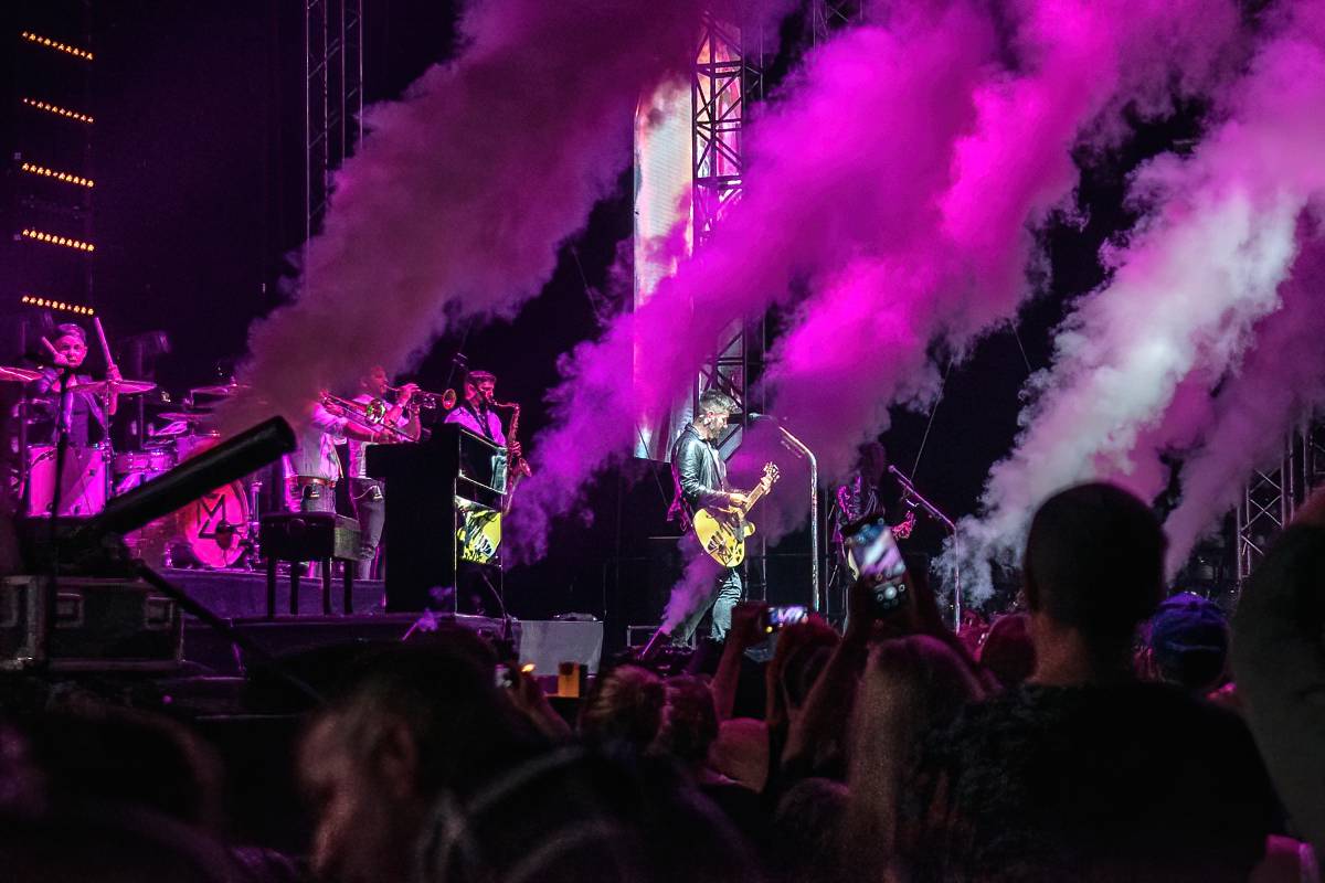 Marek Ztracený v Pardubicích spadl z pódia, i přes zranění přivedl publikum do varu