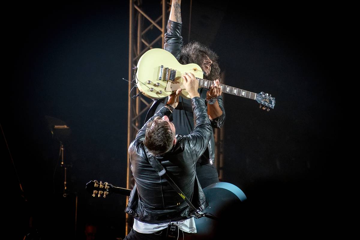 Marek Ztracený v Pardubicích spadl z pódia, i přes zranění přivedl publikum do varu