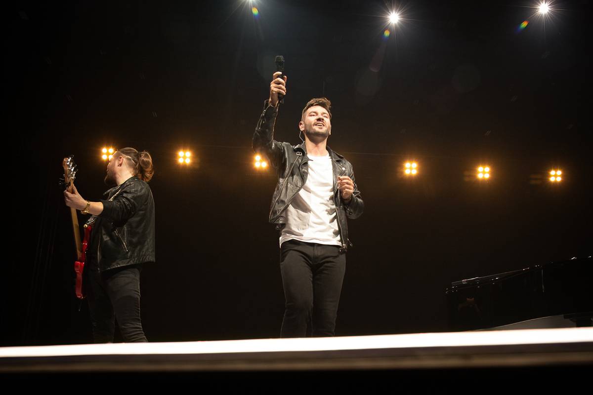 Marek Ztracený v Pardubicích spadl z pódia, i přes zranění přivedl publikum do varu