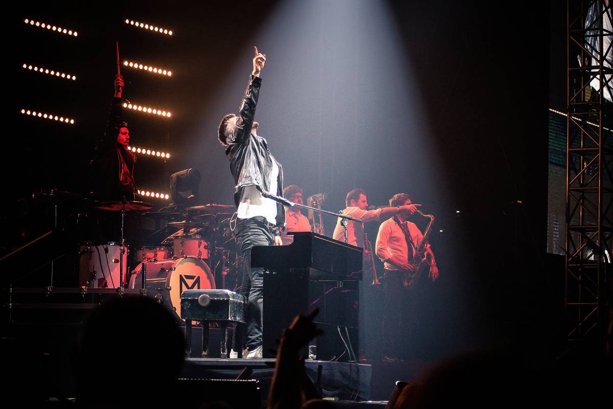 Marek Ztracený v Pardubicích spadl z pódia, i přes zranění přivedl publikum do varu