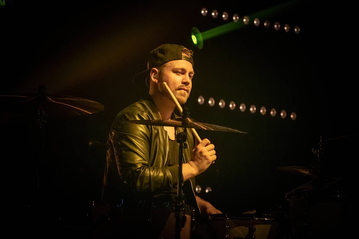 Marek Ztracený v Pardubicích spadl z pódia, i přes zranění přivedl publikum do varu