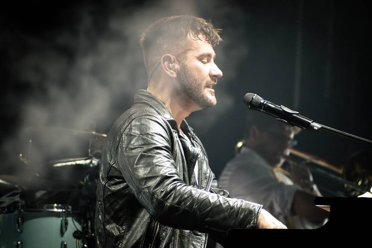 Marek Ztracený v Pardubicích spadl z pódia, i přes zranění přivedl publikum do varu