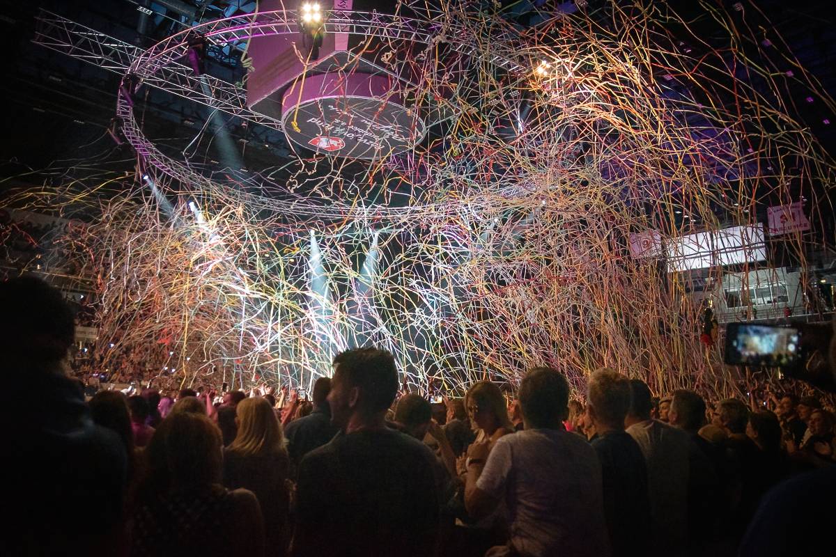 Marek Ztracený v Pardubicích spadl z pódia, i přes zranění přivedl publikum do varu