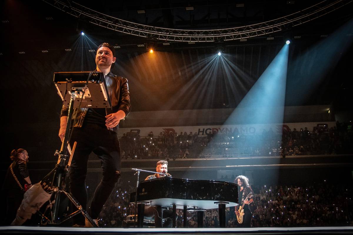 Marek Ztracený v Pardubicích spadl z pódia, i přes zranění přivedl publikum do varu