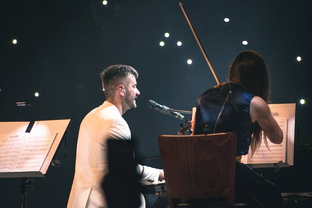 Marek Ztracený v Pardubicích spadl z pódia, i přes zranění přivedl publikum do varu