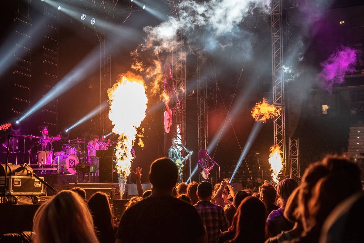 Marek Ztracený v Pardubicích spadl z pódia, i přes zranění přivedl publikum do varu