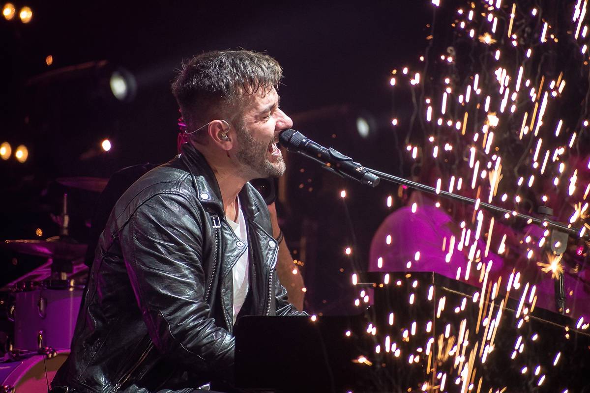 Marek Ztracený v Pardubicích spadl z pódia, i přes zranění přivedl publikum do varu