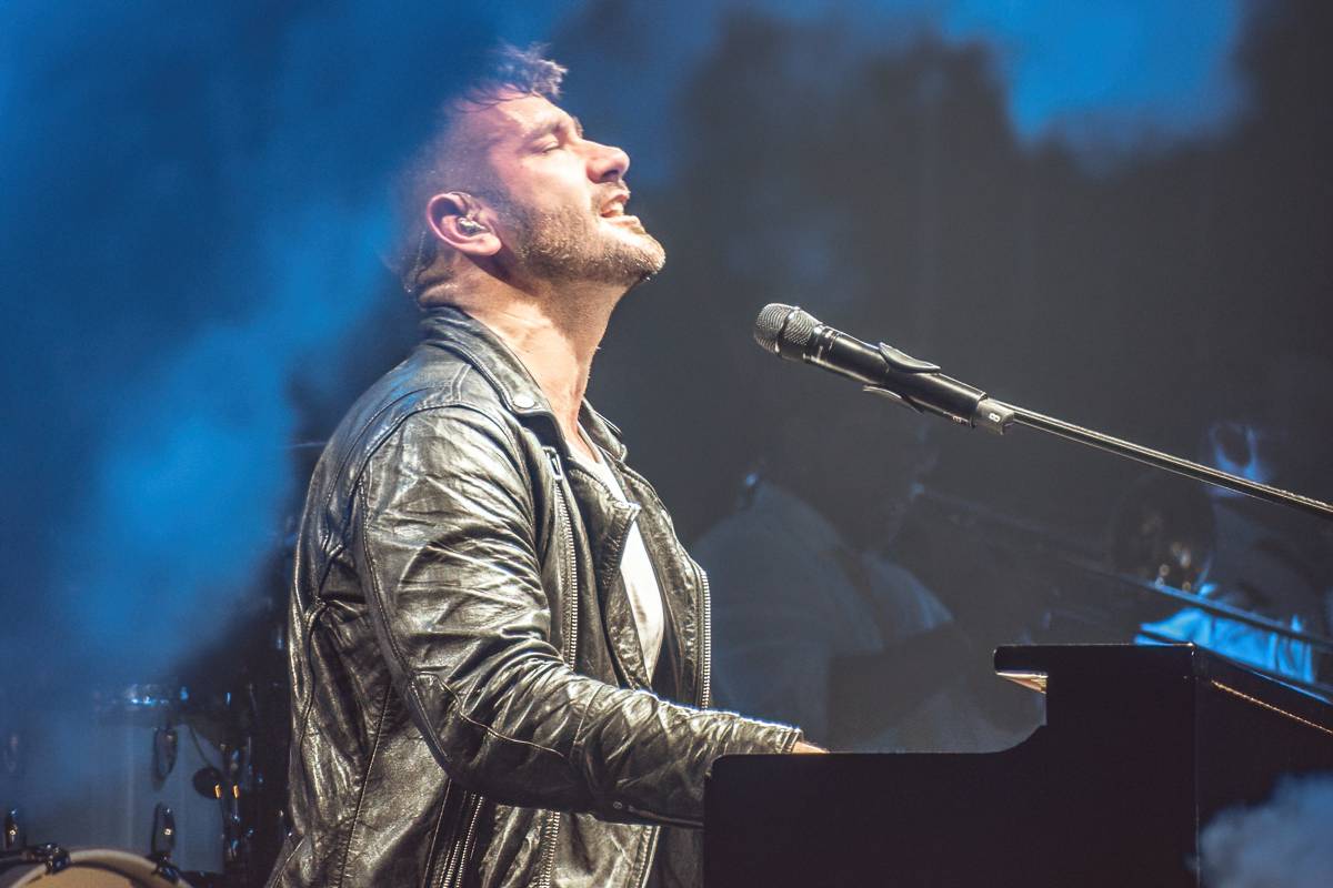 Marek Ztracený v Pardubicích spadl z pódia, i přes zranění přivedl publikum do varu