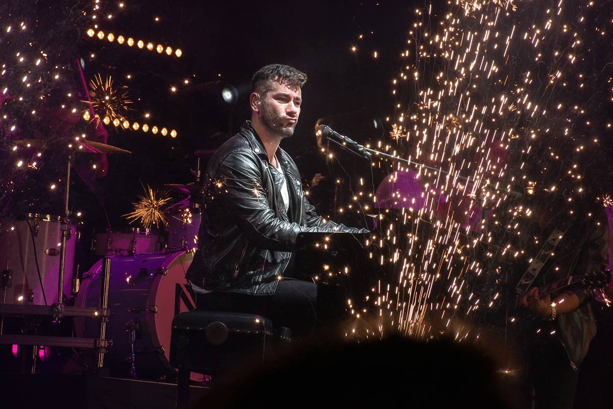 Marek Ztracený v Pardubicích spadl z pódia, i přes zranění přivedl publikum do varu