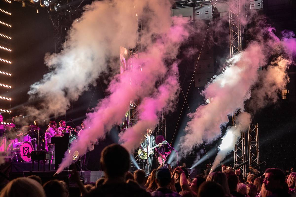 Marek Ztracený v Pardubicích spadl z pódia, i přes zranění přivedl publikum do varu