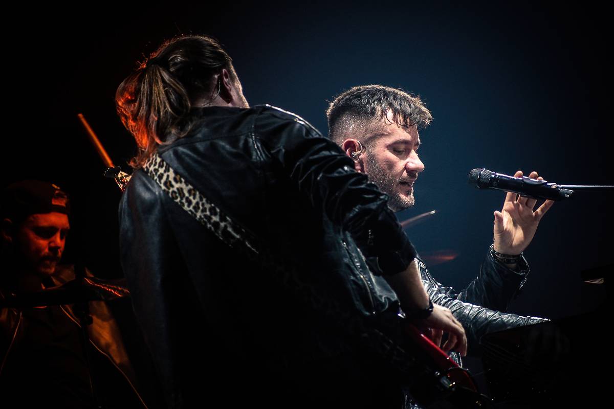 Marek Ztracený v Pardubicích spadl z pódia, i přes zranění přivedl publikum do varu