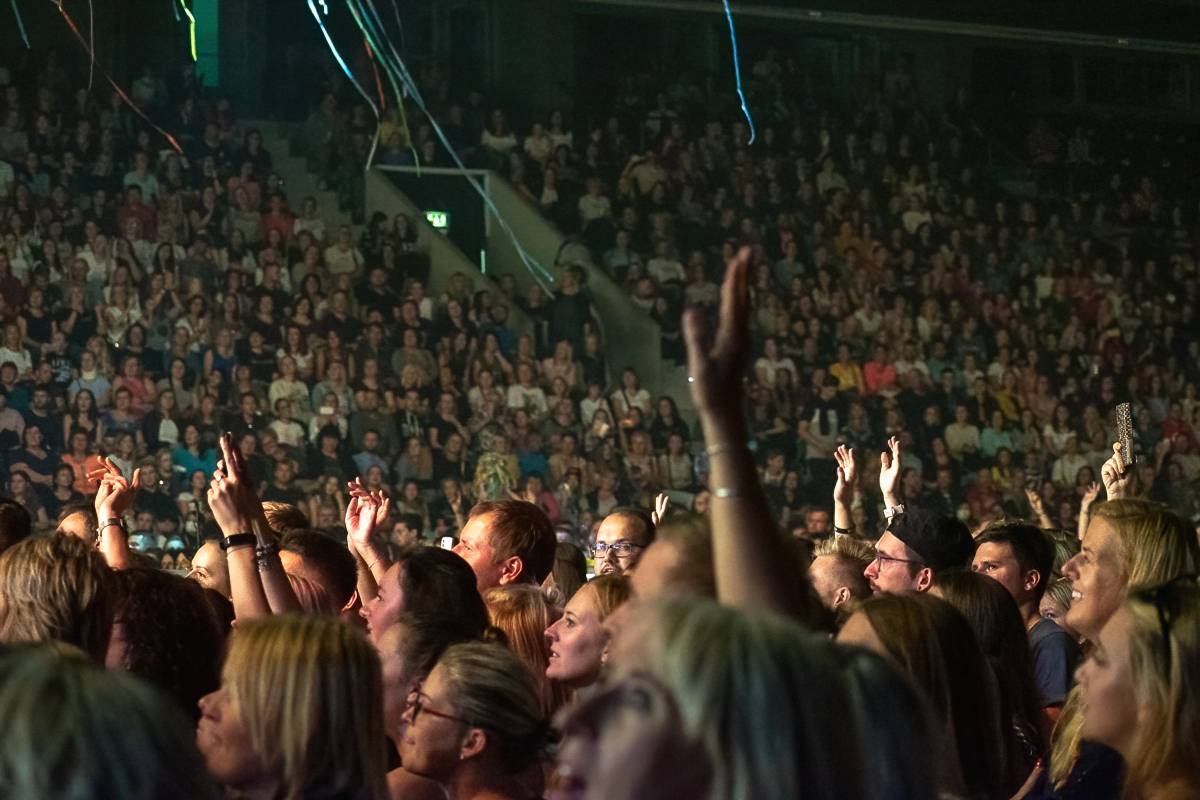 Marek Ztracený v Pardubicích spadl z pódia, i přes zranění přivedl publikum do varu