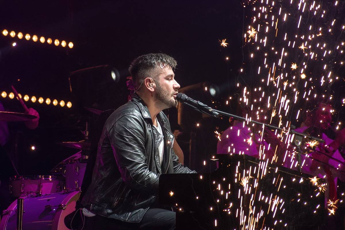 Marek Ztracený v Pardubicích spadl z pódia, i přes zranění přivedl publikum do varu