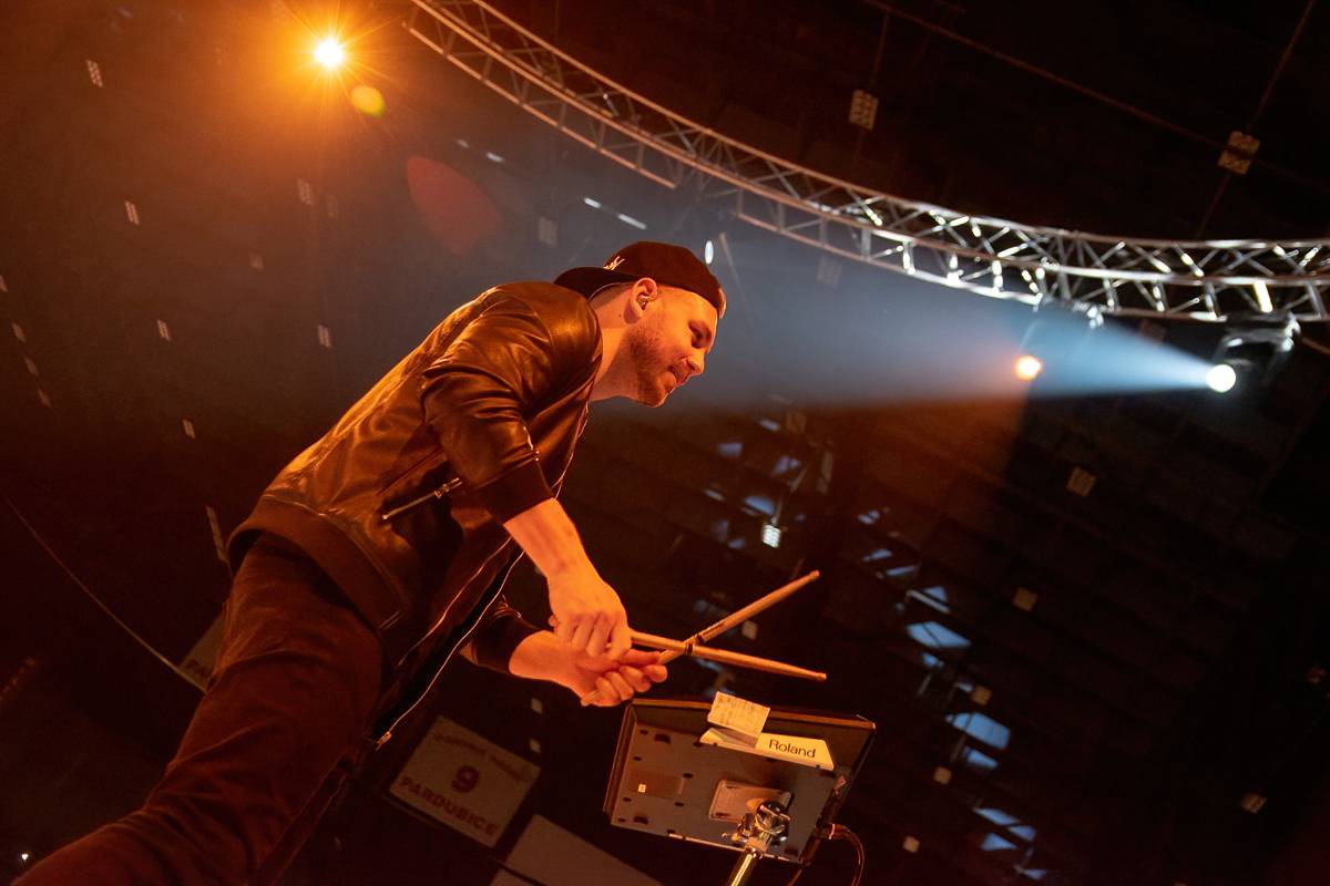 Marek Ztracený v Pardubicích spadl z pódia, i přes zranění přivedl publikum do varu