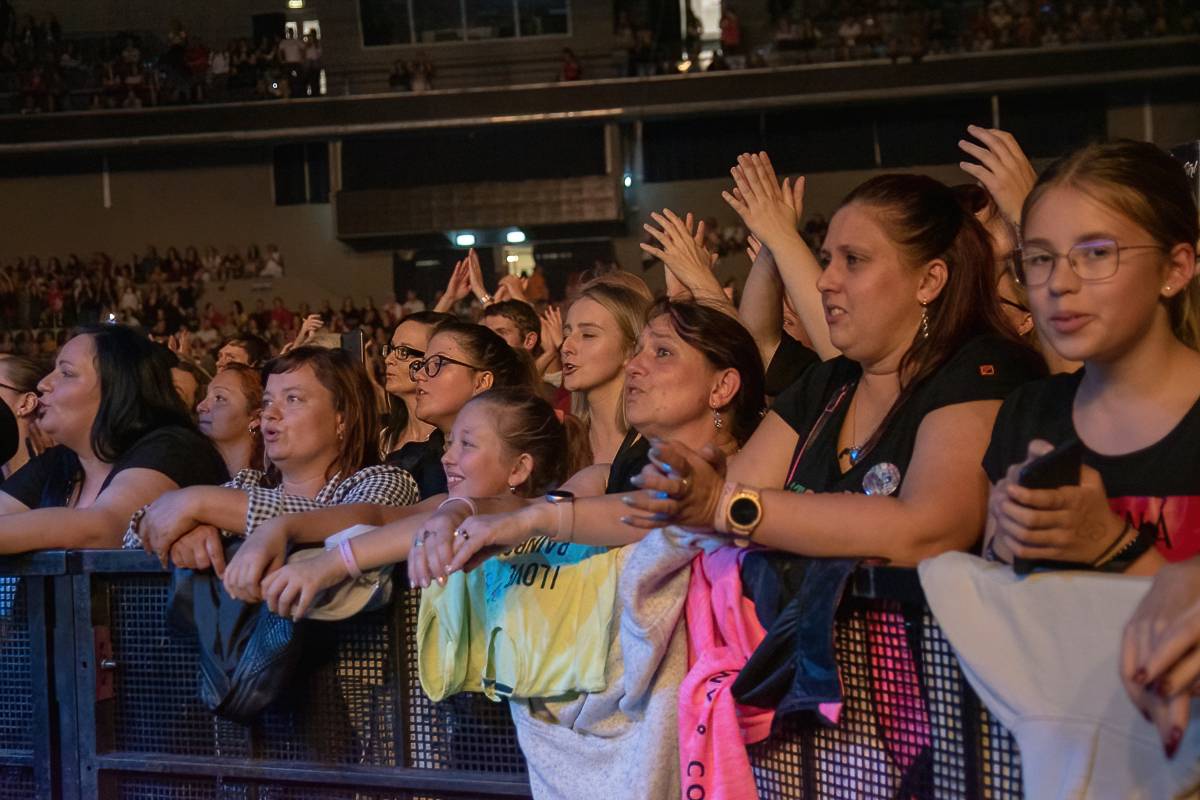 Marek Ztracený v Pardubicích spadl z pódia, i přes zranění přivedl publikum do varu