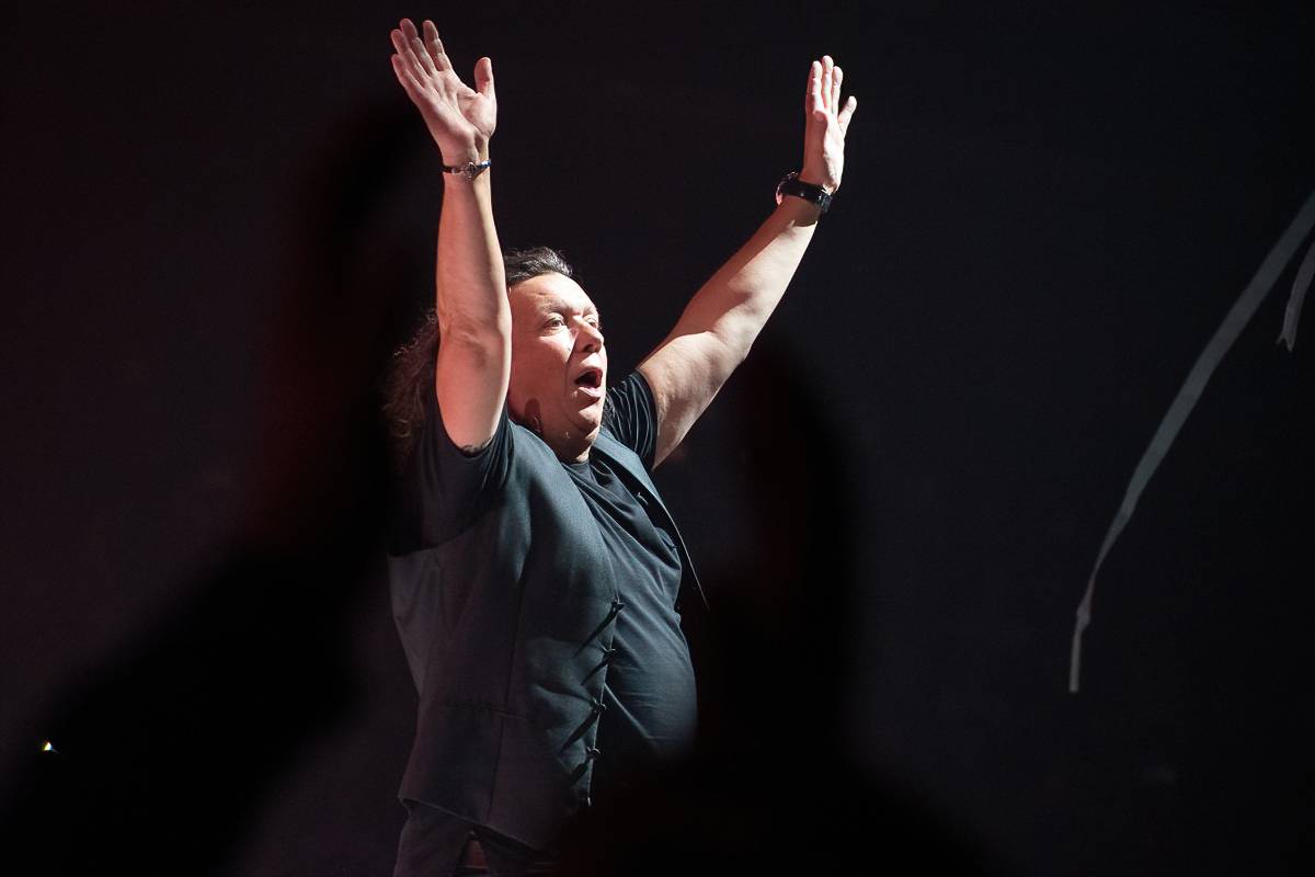 Marek Ztracený v Pardubicích spadl z pódia, i přes zranění přivedl publikum do varu