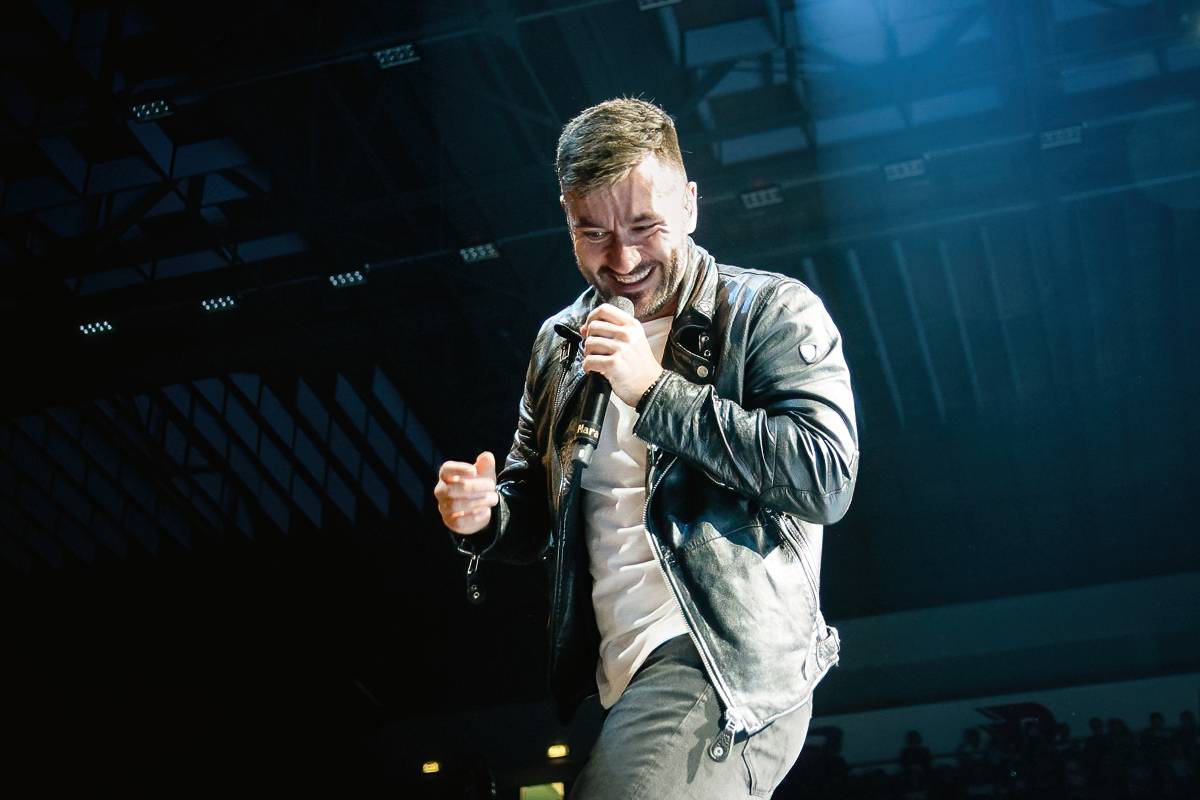 Marek Ztracený v Pardubicích spadl z pódia, i přes zranění přivedl publikum do varu