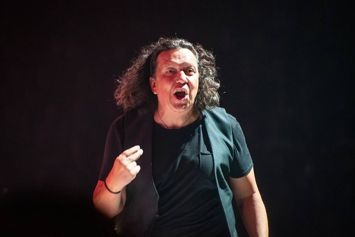 Marek Ztracený v Pardubicích spadl z pódia, i přes zranění přivedl publikum do varu