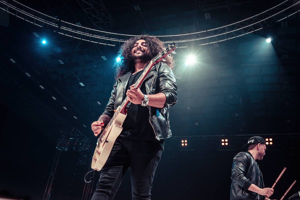 Marek Ztracený v Pardubicích spadl z pódia, i přes zranění přivedl publikum do varu