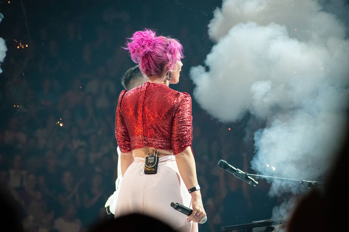 Marek Ztracený v Pardubicích spadl z pódia, i přes zranění přivedl publikum do varu