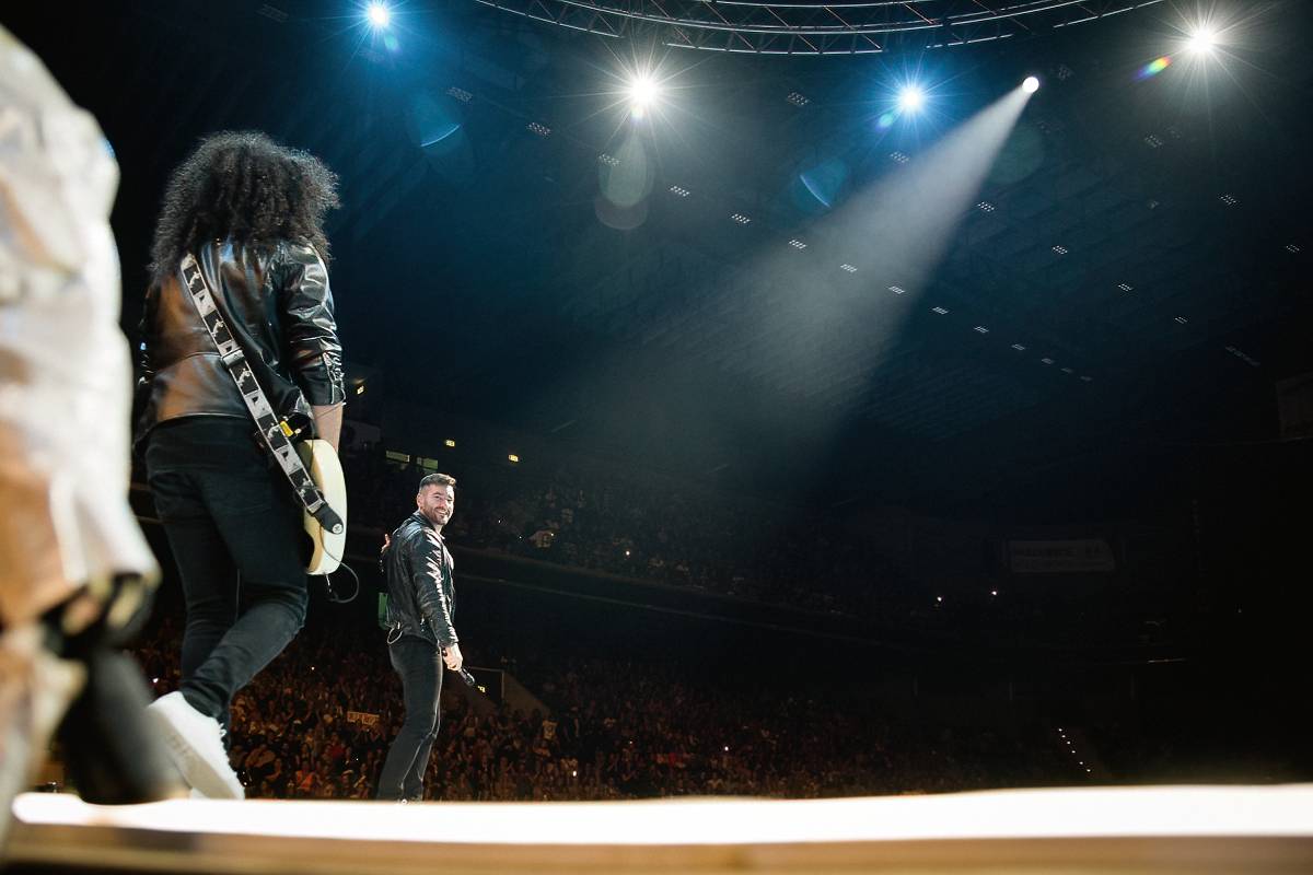 Marek Ztracený v Pardubicích spadl z pódia, i přes zranění přivedl publikum do varu