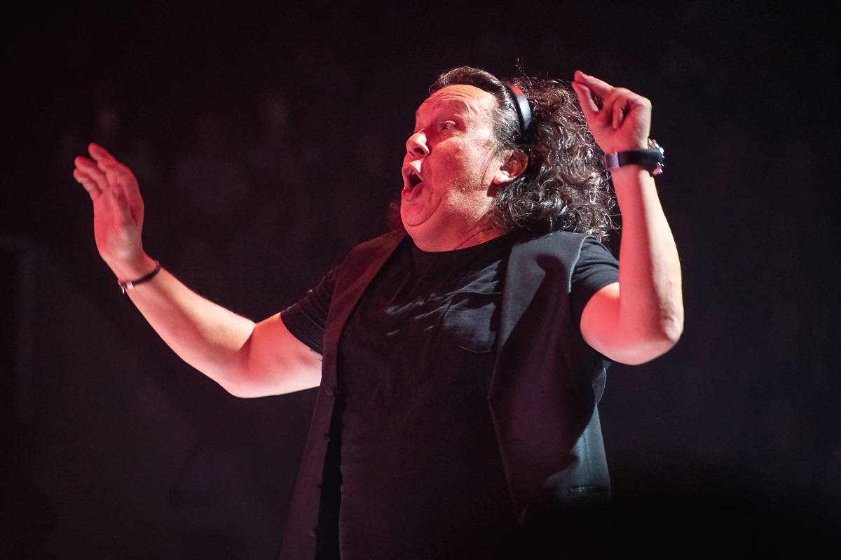 Marek Ztracený v Pardubicích spadl z pódia, i přes zranění přivedl publikum do varu