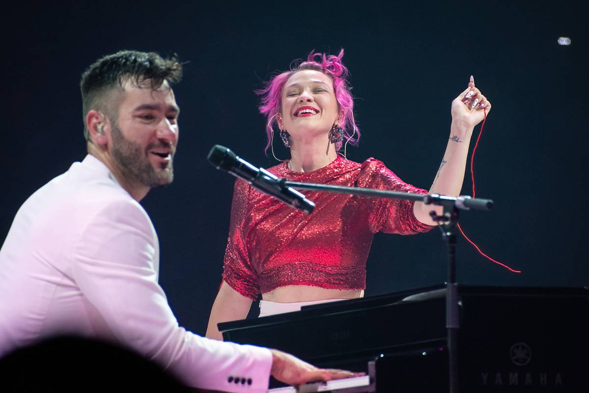 Marek Ztracený v Pardubicích spadl z pódia, i přes zranění přivedl publikum do varu