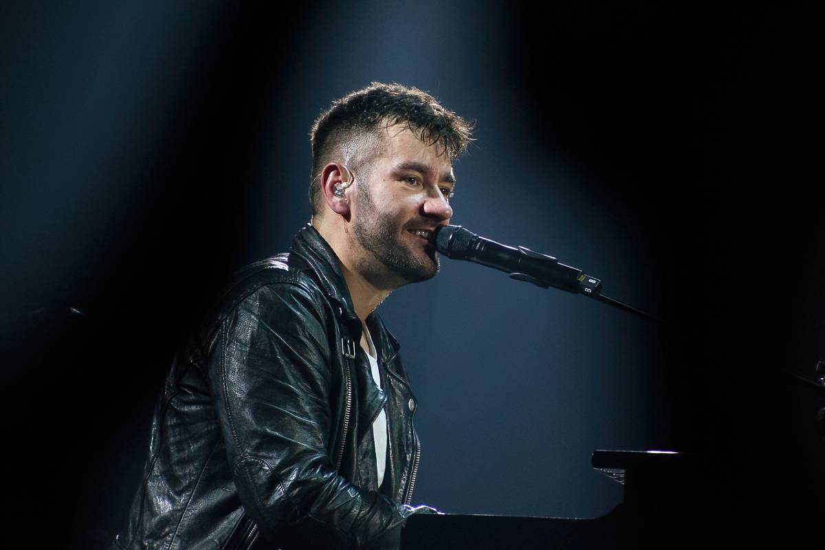 Marek Ztracený v Pardubicích spadl z pódia, i přes zranění přivedl publikum do varu