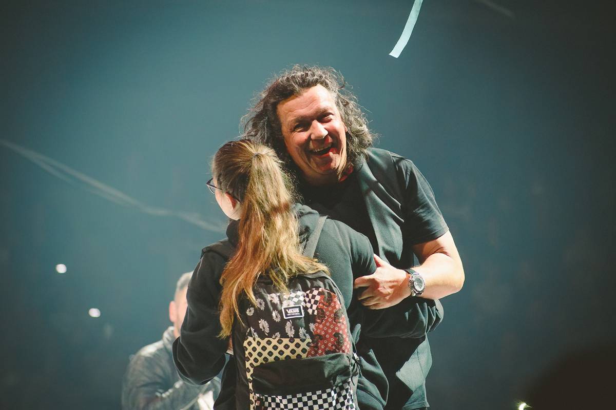 Marek Ztracený v Pardubicích spadl z pódia, i přes zranění přivedl publikum do varu