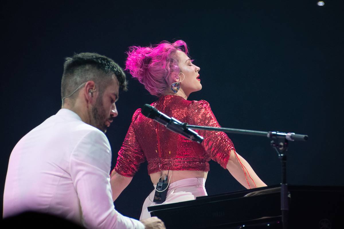 Marek Ztracený v Pardubicích spadl z pódia, i přes zranění přivedl publikum do varu