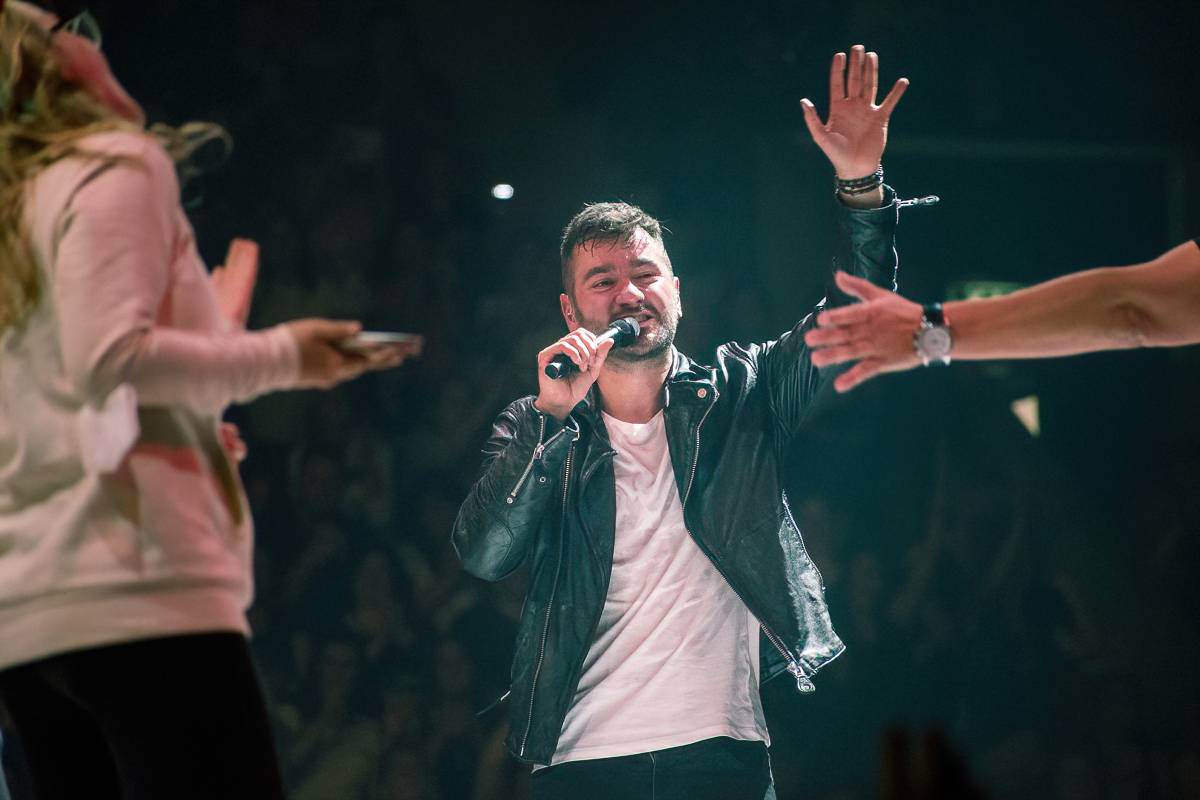 Marek Ztracený v Pardubicích spadl z pódia, i přes zranění přivedl publikum do varu