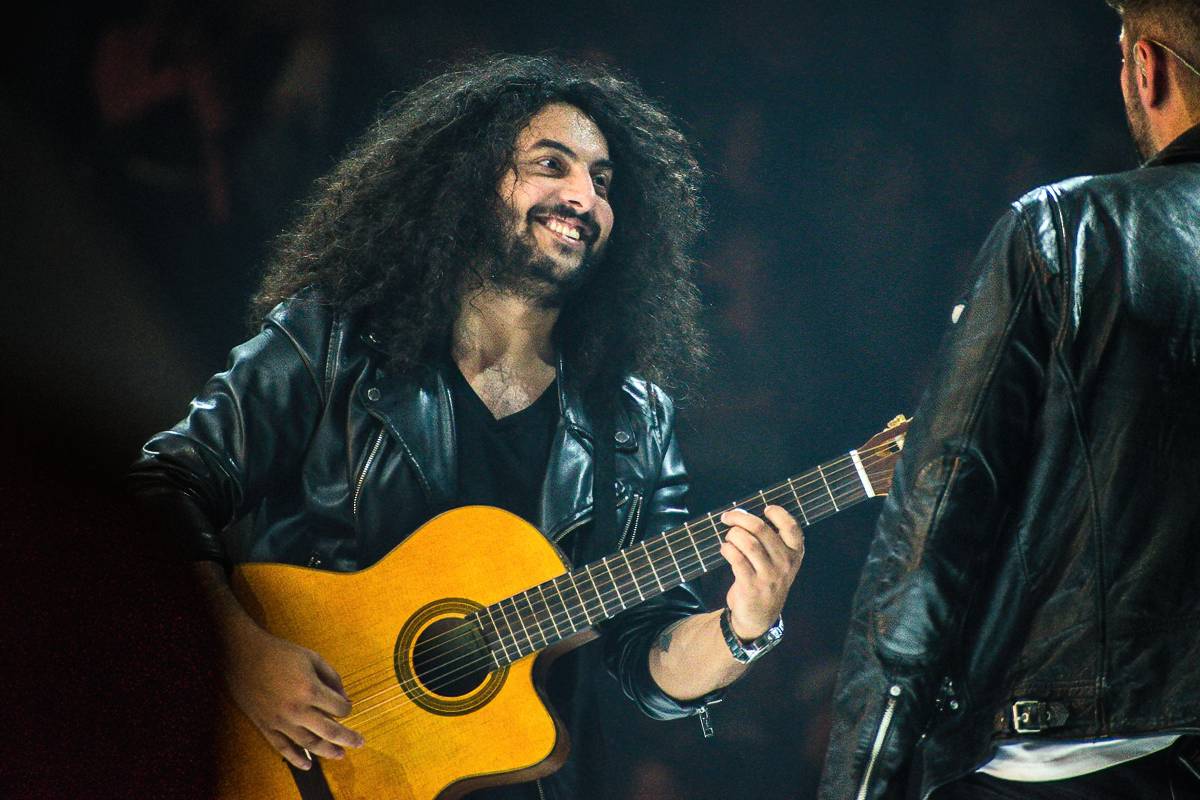 Marek Ztracený v Pardubicích spadl z pódia, i přes zranění přivedl publikum do varu