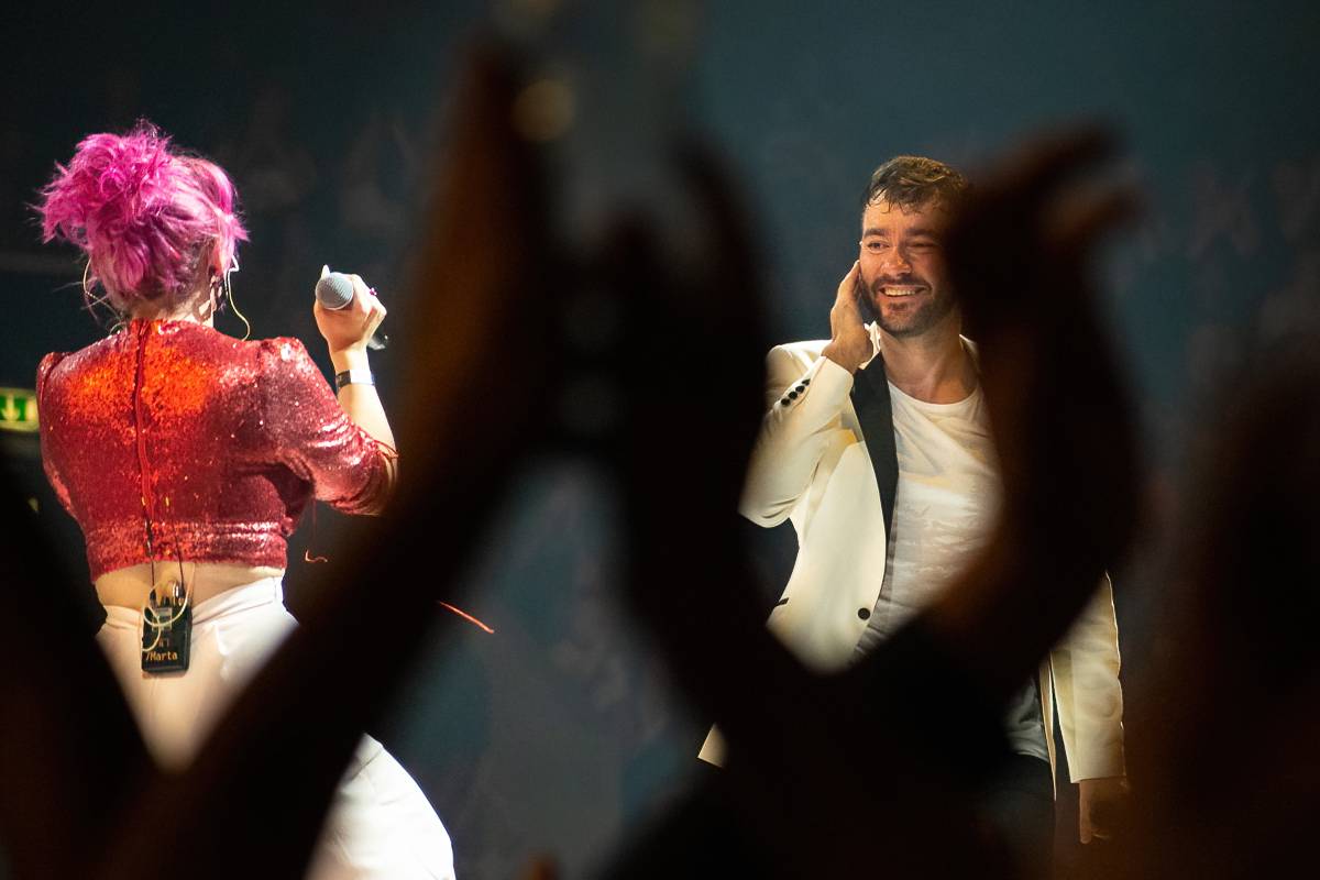 Marek Ztracený v Pardubicích spadl z pódia, i přes zranění přivedl publikum do varu