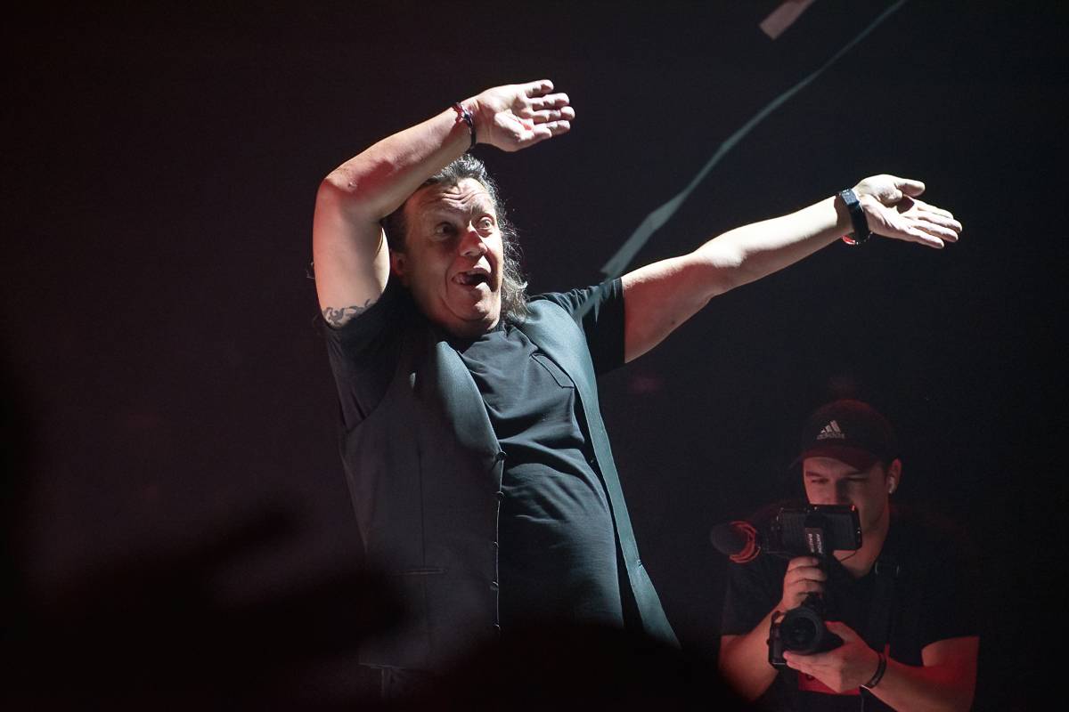 Marek Ztracený v Pardubicích spadl z pódia, i přes zranění přivedl publikum do varu