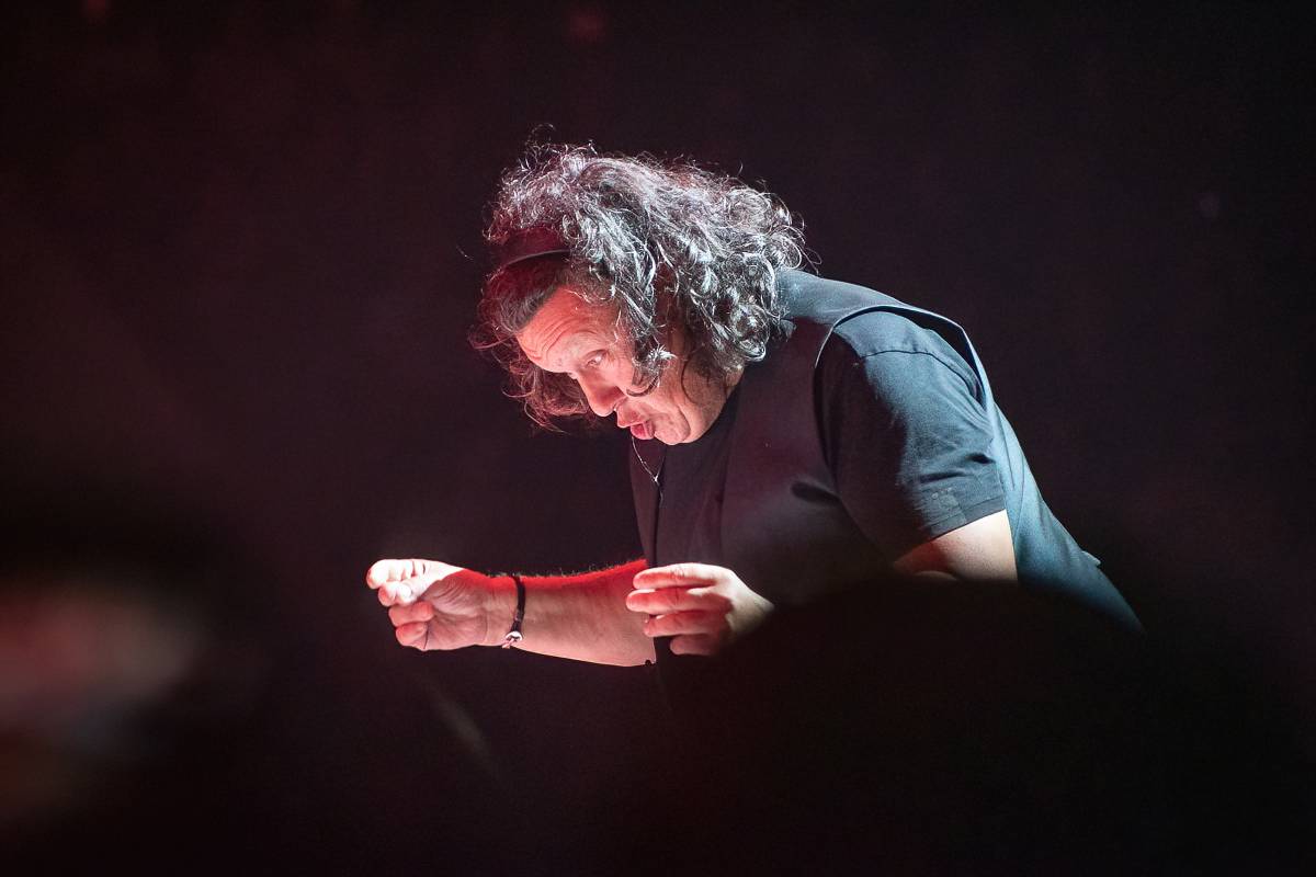 Marek Ztracený v Pardubicích spadl z pódia, i přes zranění přivedl publikum do varu