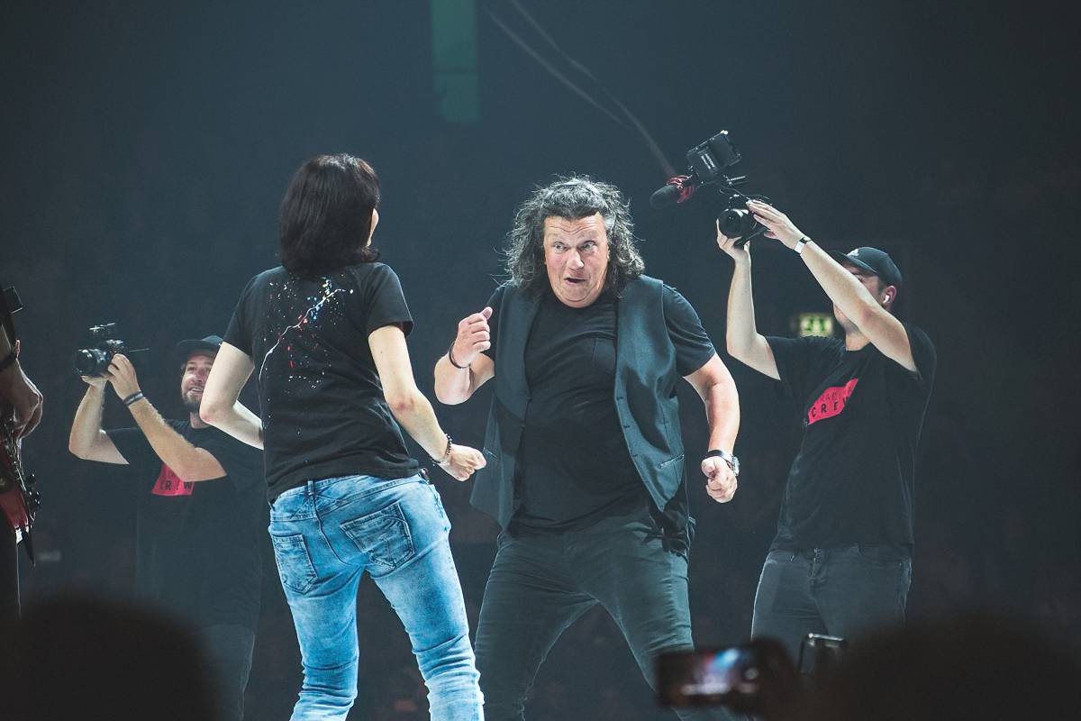 Marek Ztracený v Pardubicích spadl z pódia, i přes zranění přivedl publikum do varu