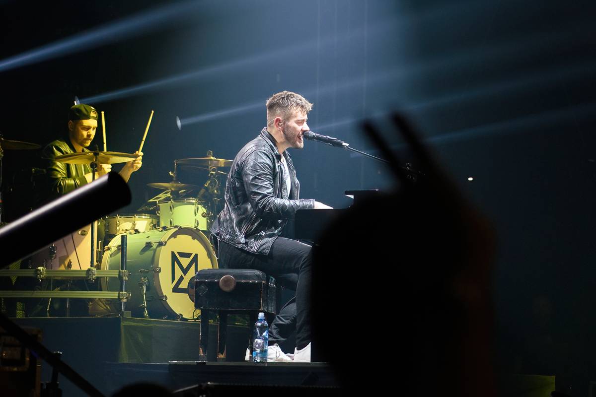 Marek Ztracený v Pardubicích spadl z pódia, i přes zranění přivedl publikum do varu