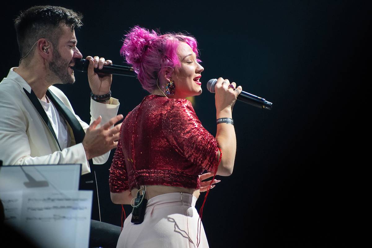 Marek Ztracený v Pardubicích spadl z pódia, i přes zranění přivedl publikum do varu