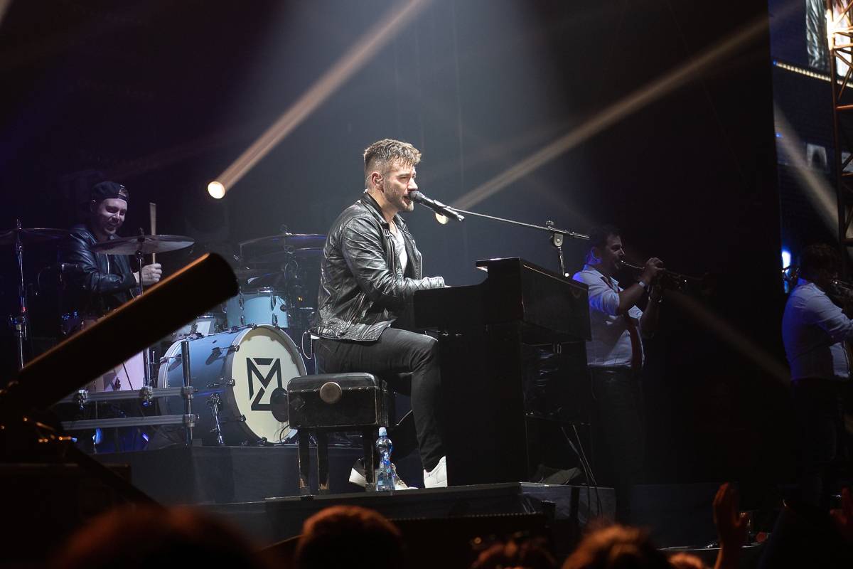 Marek Ztracený v Pardubicích spadl z pódia, i přes zranění přivedl publikum do varu