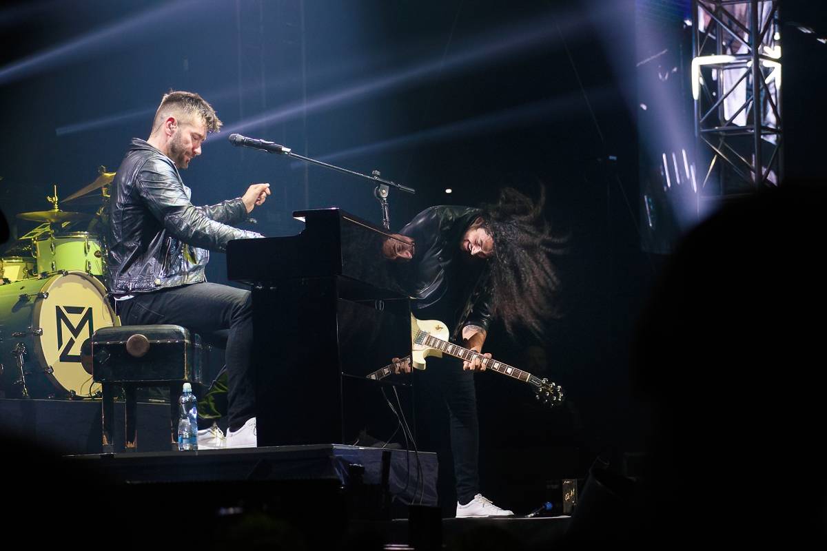 Marek Ztracený v Pardubicích spadl z pódia, i přes zranění přivedl publikum do varu