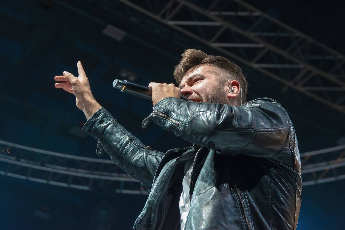 Marek Ztracený v Pardubicích spadl z pódia, i přes zranění přivedl publikum do varu