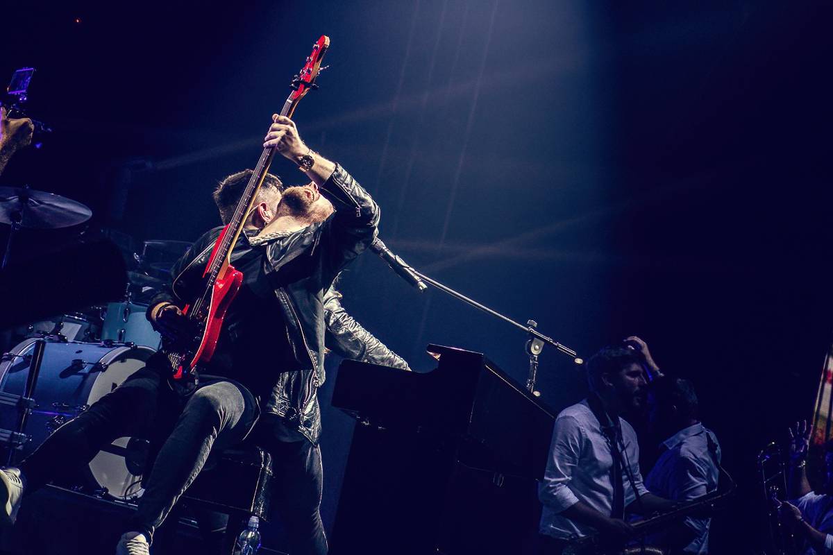 Marek Ztracený v Pardubicích spadl z pódia, i přes zranění přivedl publikum do varu