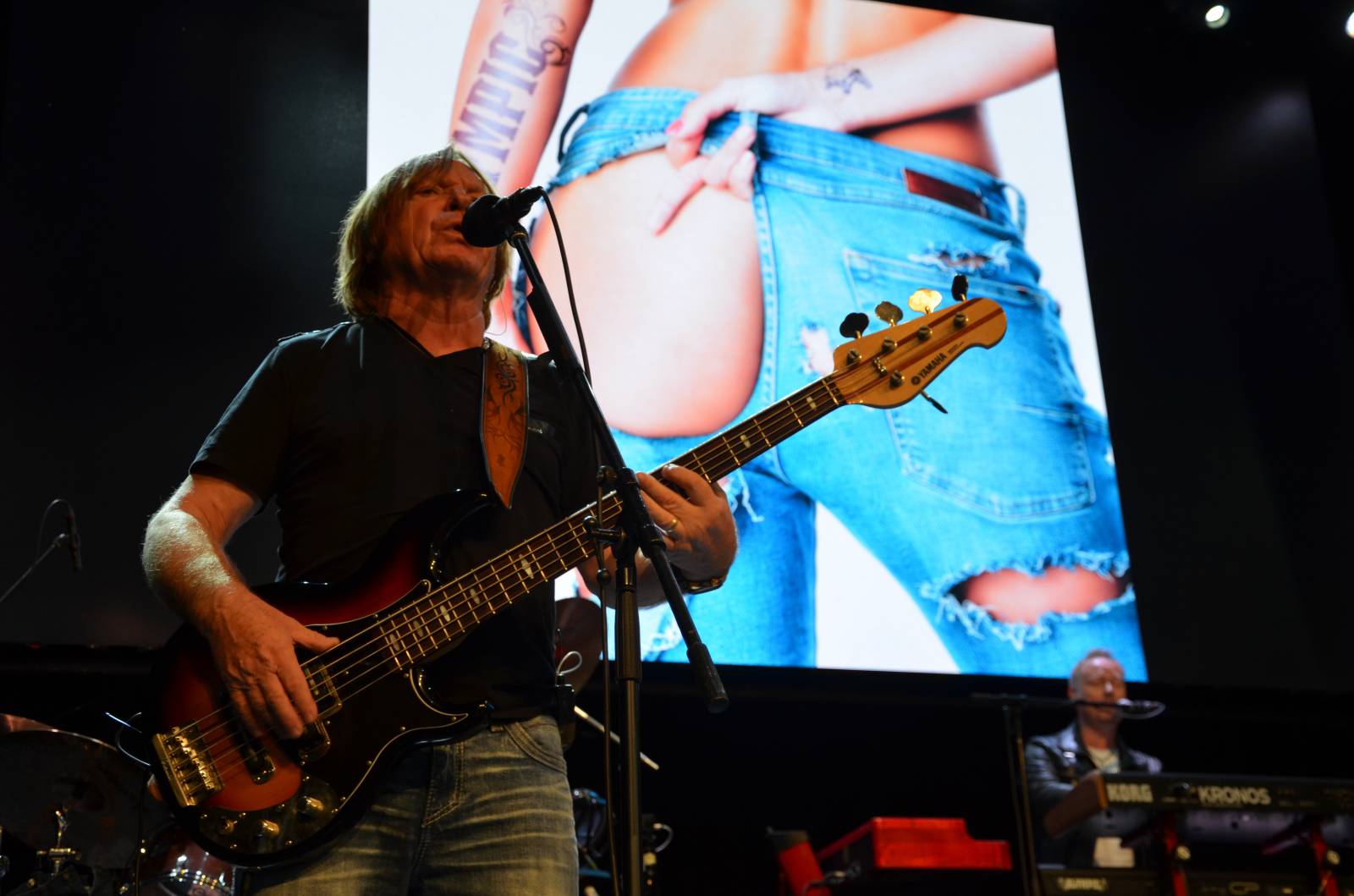 Olympic pokřtil desku Kaťata, během koncertu jedny kalhoty rovnou vydražil