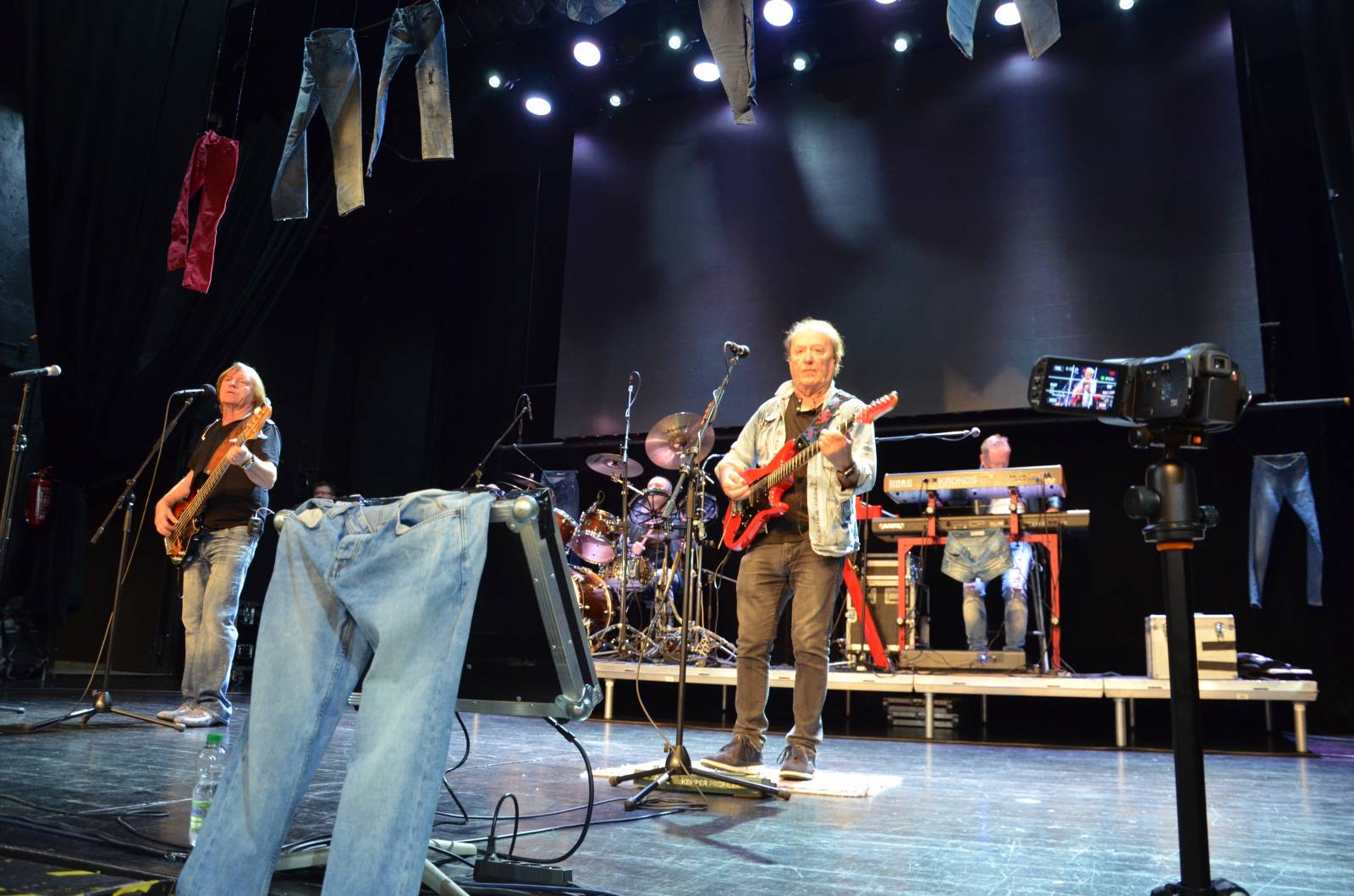 Olympic pokřtil desku Kaťata, během koncertu jedny kalhoty rovnou vydražil