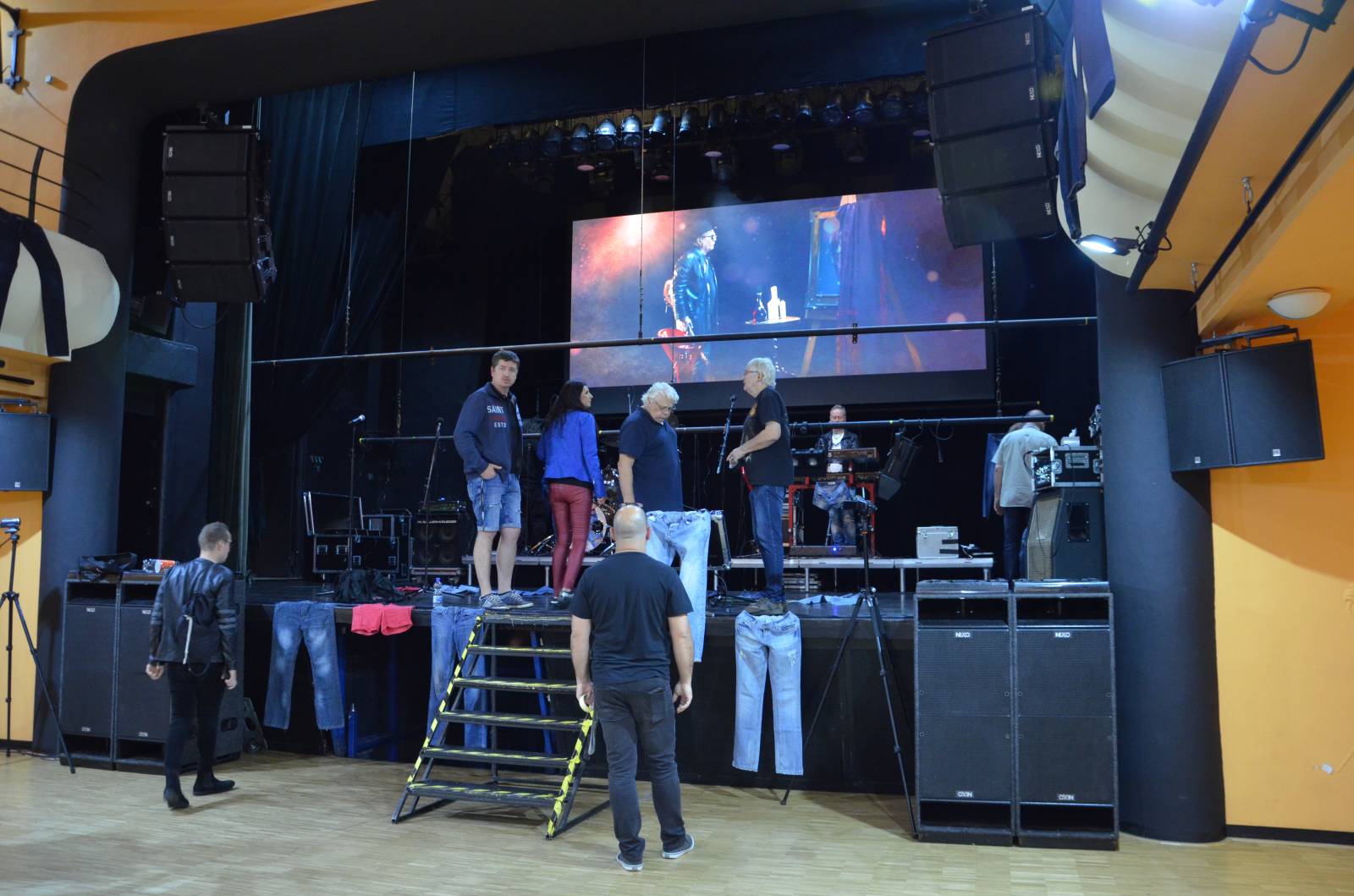 Olympic pokřtil desku Kaťata, během koncertu jedny kalhoty rovnou vydražil